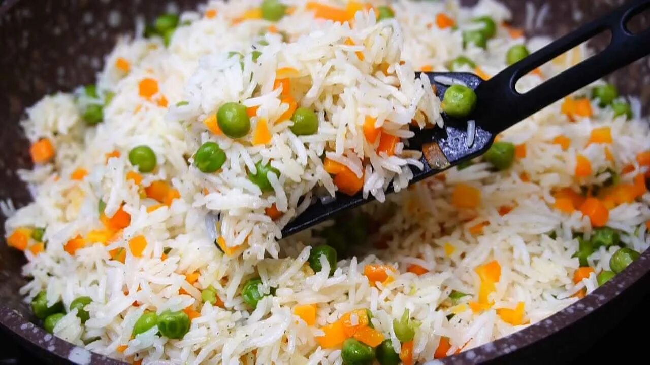Рис с овощами на гарнир рассыпчатый. Рис с овощами на сковороде. Овощи к рису на сковородке. Рис с морковкой.