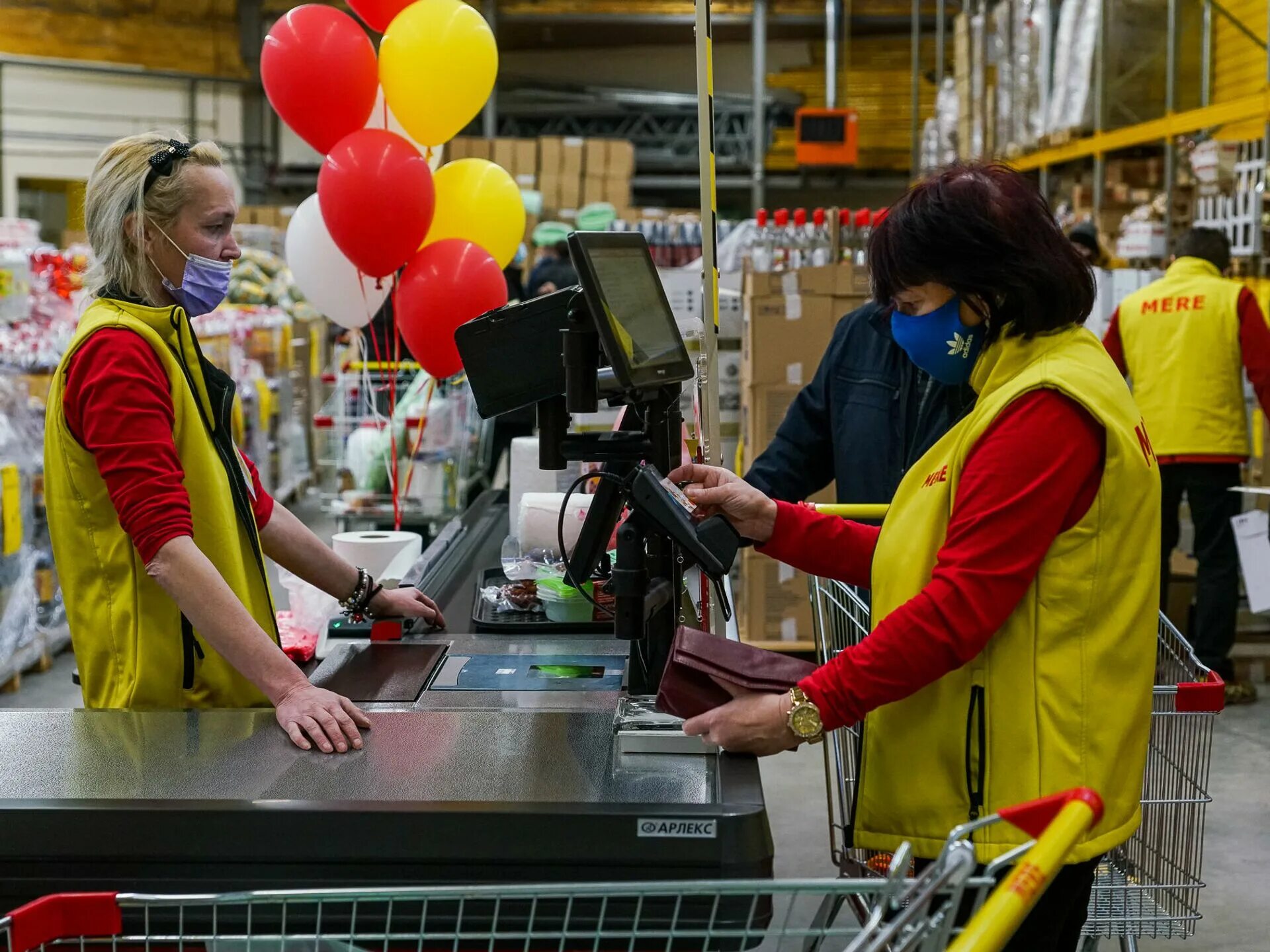 Продавец и покупатель. Сельский магазин. Русская дымка владимир. Российские магазины продуктов. Толстая продавщица продуктового магазина.