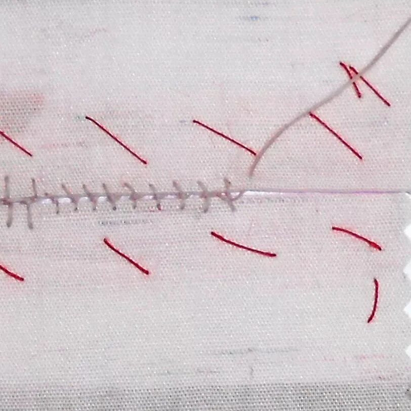 Подшивание косыми стежками. Подшивочный шов. Косая строчка на ткани. Косые Стежки на ткани.