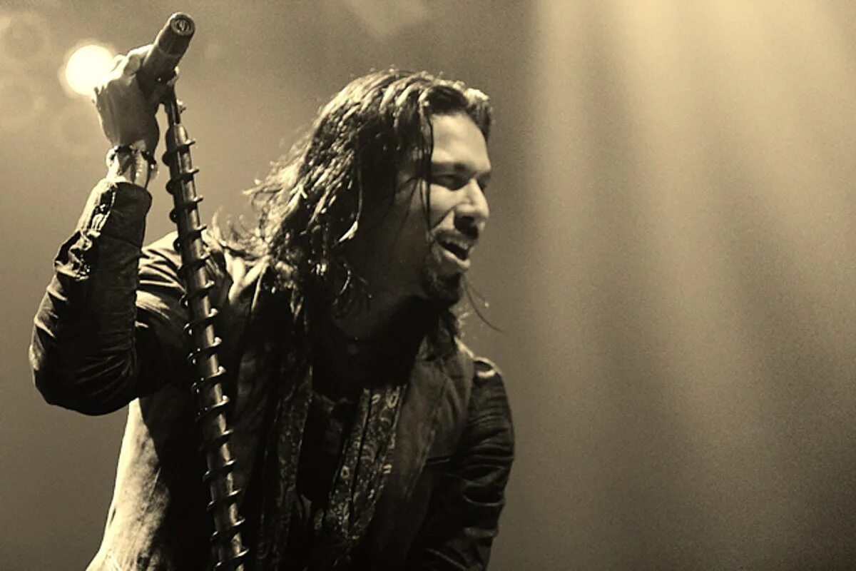 Pop evil. Leigh kakaty. вокалист pop evil. рок певцы 2025. индеец рок певец.