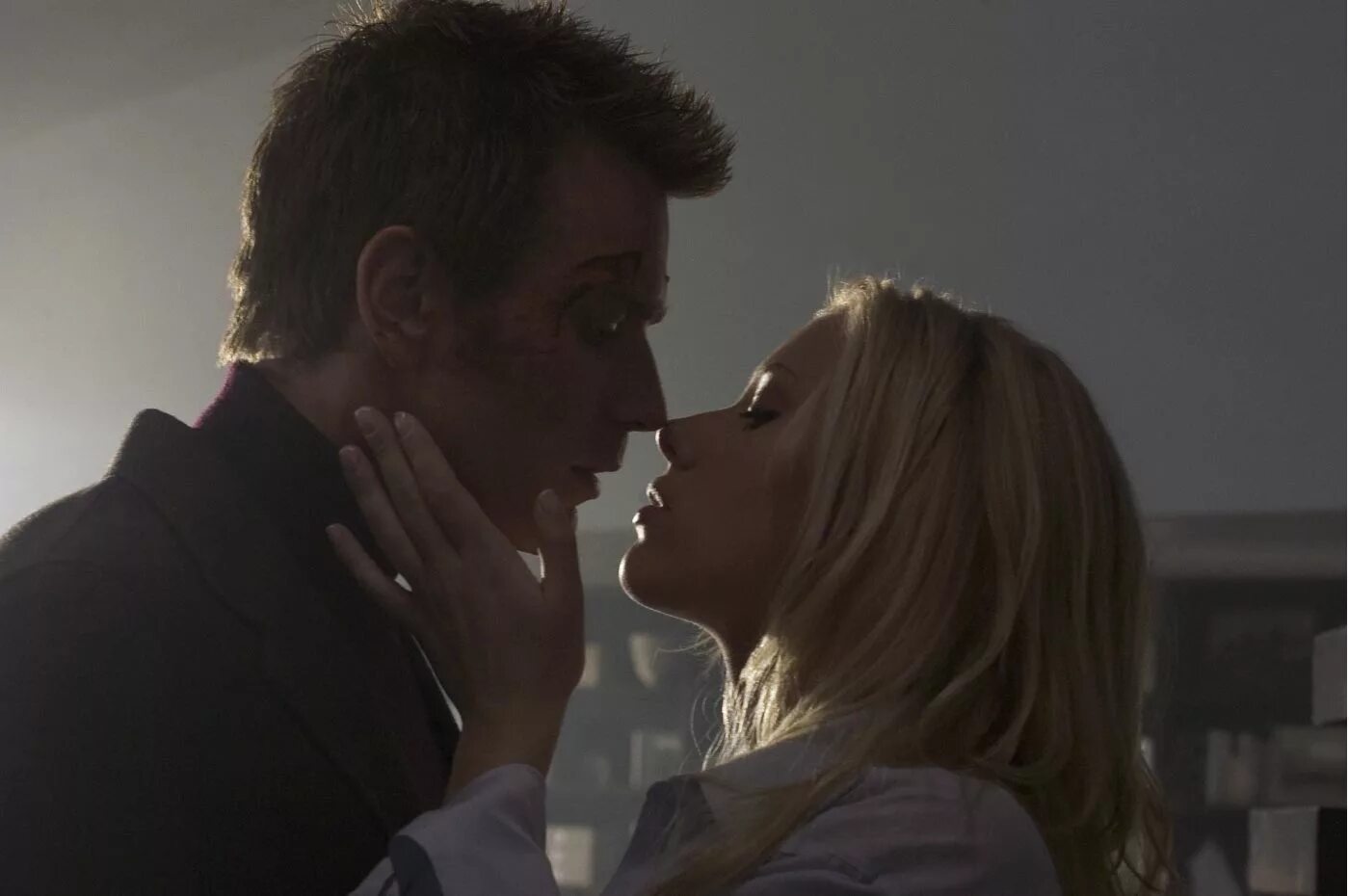 Остров фильм 2005. Мужчина и женщина. Остров фильм скарлетт йоханссон. Мужчина застегивает платье. Остров 2005 скарлетт йоханссон.