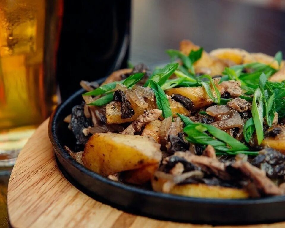 Жареная картошка со свининой. Свинина с картошкой на сковороде. Как пожарить картошку со свининой. Картофель жареный с мясом. Жареная картошка с мясом.