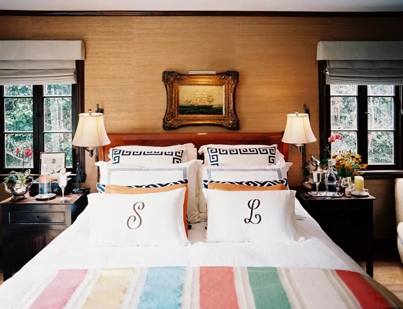 Декоративные подушки на кровать. Декоративные подушки на кровать в спальню. Раскладка подушек на кровати. Декор кровати подушками. Special room