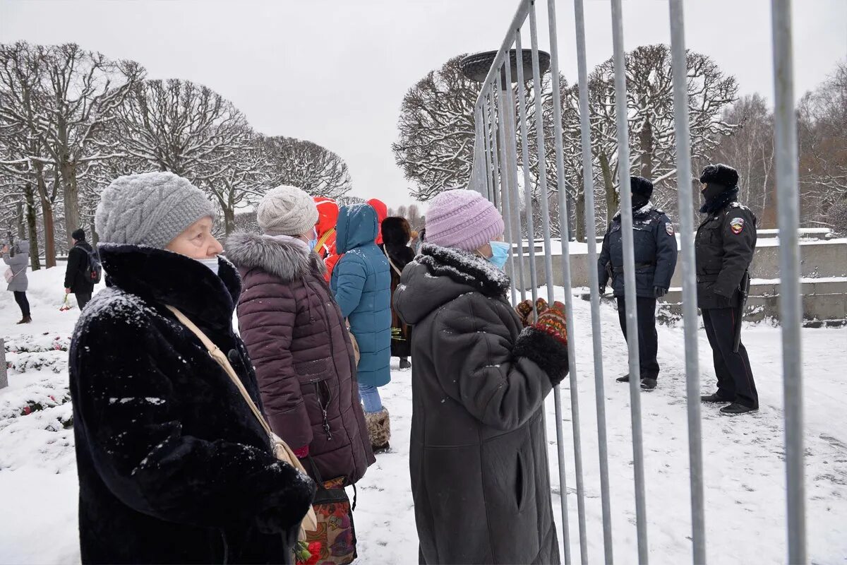 Возложение цветов на Пискаревском кладбище. Петербург 27 февраля 2024 года