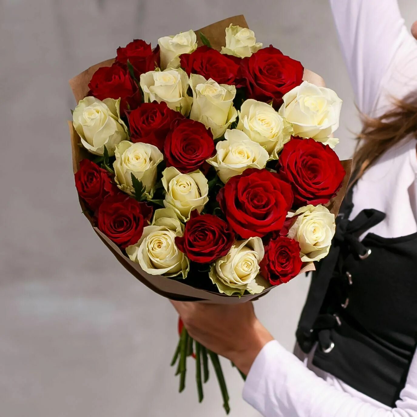 белые розы можно дарить девушкам. букет белых роз. белые розы можно дарить девушкам. девушка с розой. парень с белыми розами.