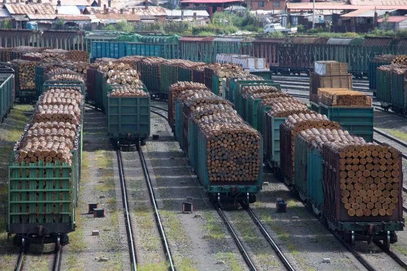 Погрузка лесных грузов. Вагоны с лесом. погрузка леса в вагоны. полувагон с лесоматериалом. полувагон с лесом.