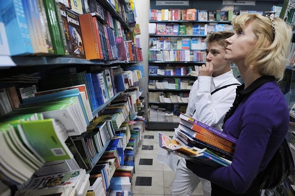 Покупатели в книжном магазине. Люди в книжном магазине. Продавец в книжном. Книжный магазин.