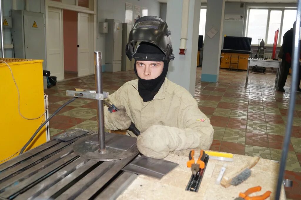 Где учат на сварщика. Практика сварщика. сварщик учеба. сварщик ученик. выучиться на электрогазосварщика.