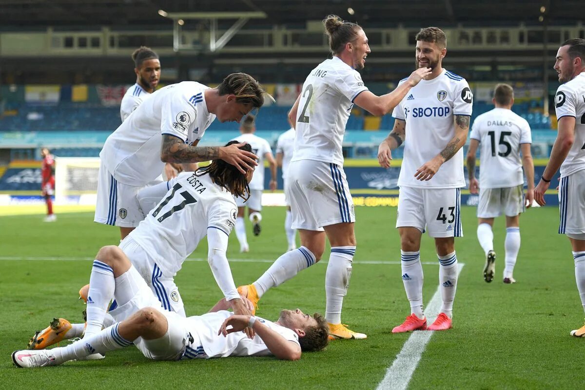 Leeds united. Футбольная команда лидса. Лидс футбольный. Футбол лидс юнайтед. Лидс юнайтед манчестер юнайтед.