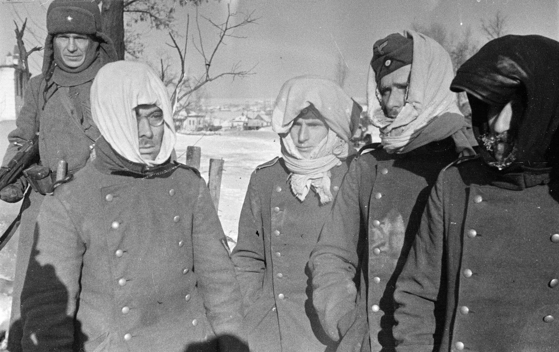 Французы мерзнут. Пленные немцы в Сталинграде 1943. Немецкий солдат зимой под Сталинградом. Немцы под Москвой 1941 Мороз. Пленные солдаты вермахта под Сталинградом.
