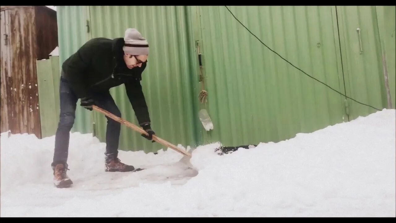 Как чистить снег видео. Расчистка гаража от снега. расчистка снега у ворот. чистка снега у ворот. очистка гаражных ворот от снега.