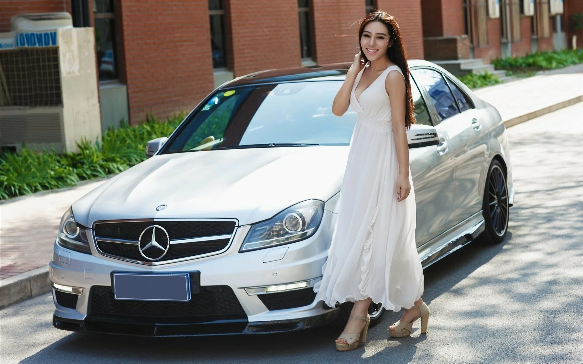 Мерс девушка. Мерседес с200 амг с девушкой. мерседес васи вакуленко. mercedes-benz w205 и девушка.