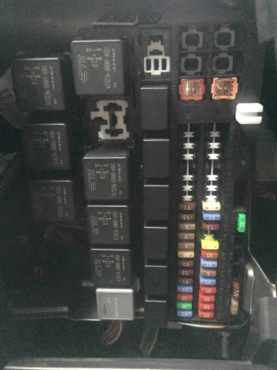 Лада гранта реле к3. Монтажный блок лада гранта 2014. Granta блок предохранителей. Блок реле лада гранта 2013. Блок реле лада гранта 2019.