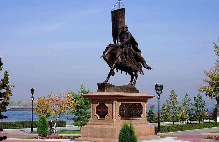 Самара памятник на набережной. Самара набережная засекин. Памятники самары. Самара памятник засекину на набережной. Памятник на набережной в самаре улен.