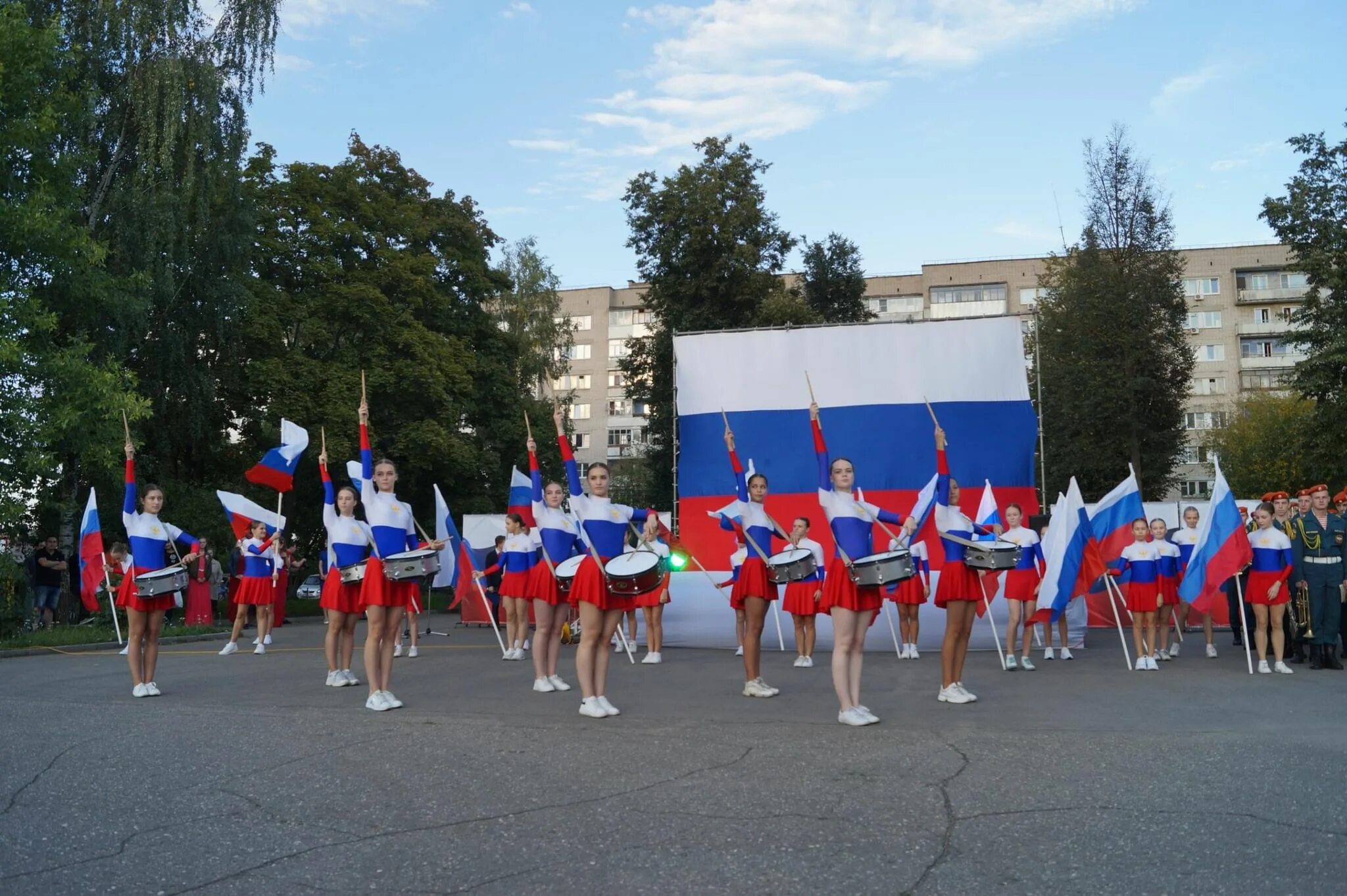 12 июня санкт петербурга. С днем России. Флешмоб ко Дню России. С днём России 12 июня. Флешмоб 12 июня день России.