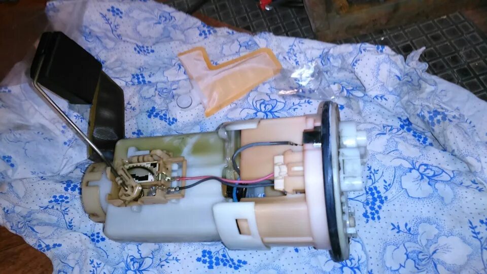 Vitz индикатор уровня топлива toyota. Бензонасос тойота ист 2003. Тойота ист 2003 года фильтр масляный поддоне грубой очистки фото. Тойота ист фильтра. Тойота ист фильтра.