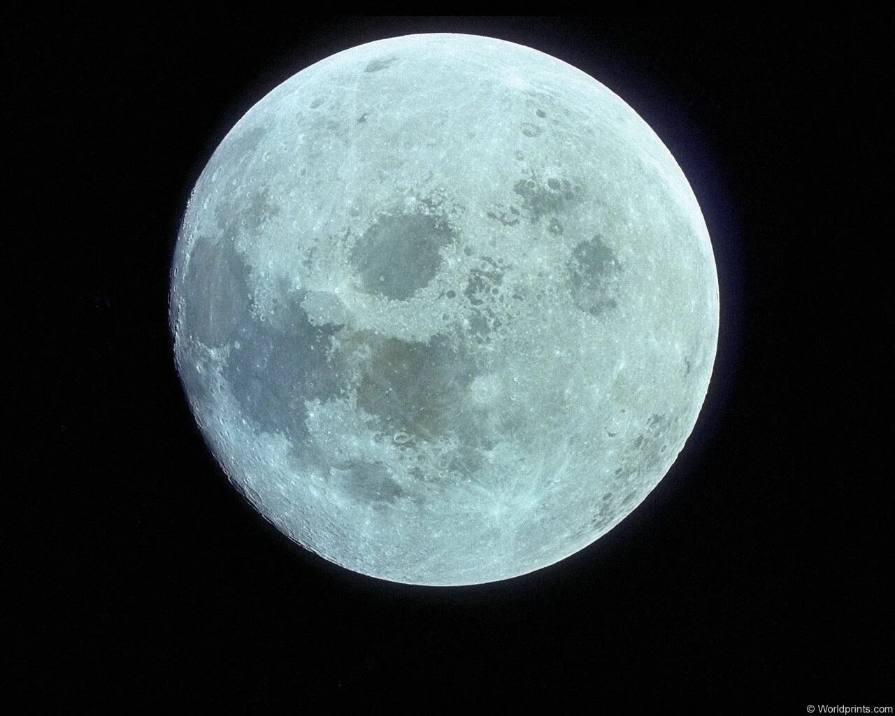 Moon correct moon. Луна (Планета). Луна в космосе. Снимок Луны. Луна Планета для детей.