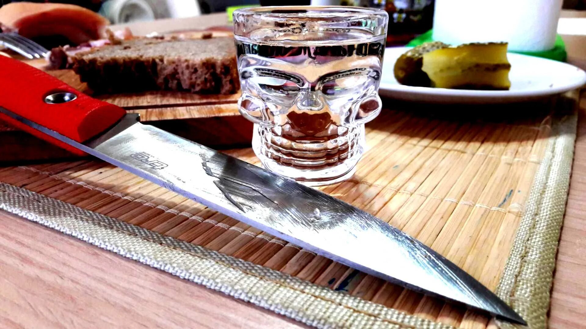 Нож на столе. Нож и водка.