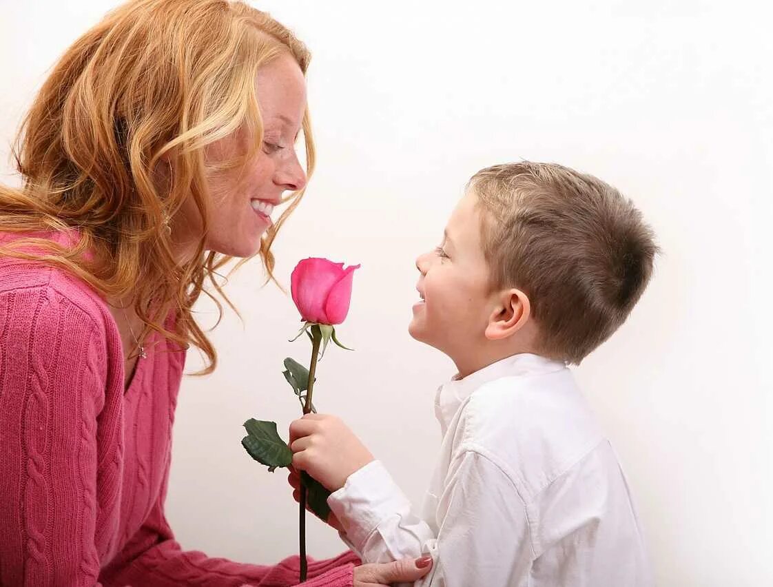 Ребенок любит взрослых. Анастасия Шилун. Ребенок дарит цветы маме. Мальчик дарит цветы маме. Цветы для мамы.
