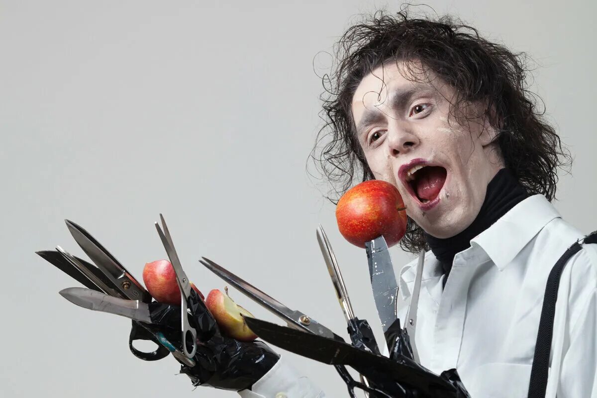 Ксавье уэнсдей. Тим бёртон эдвард руки ножницы. Джонни депп в фильме эдвард руки-ножницы. Эдвард руки-ножницы. Человек ножницы.