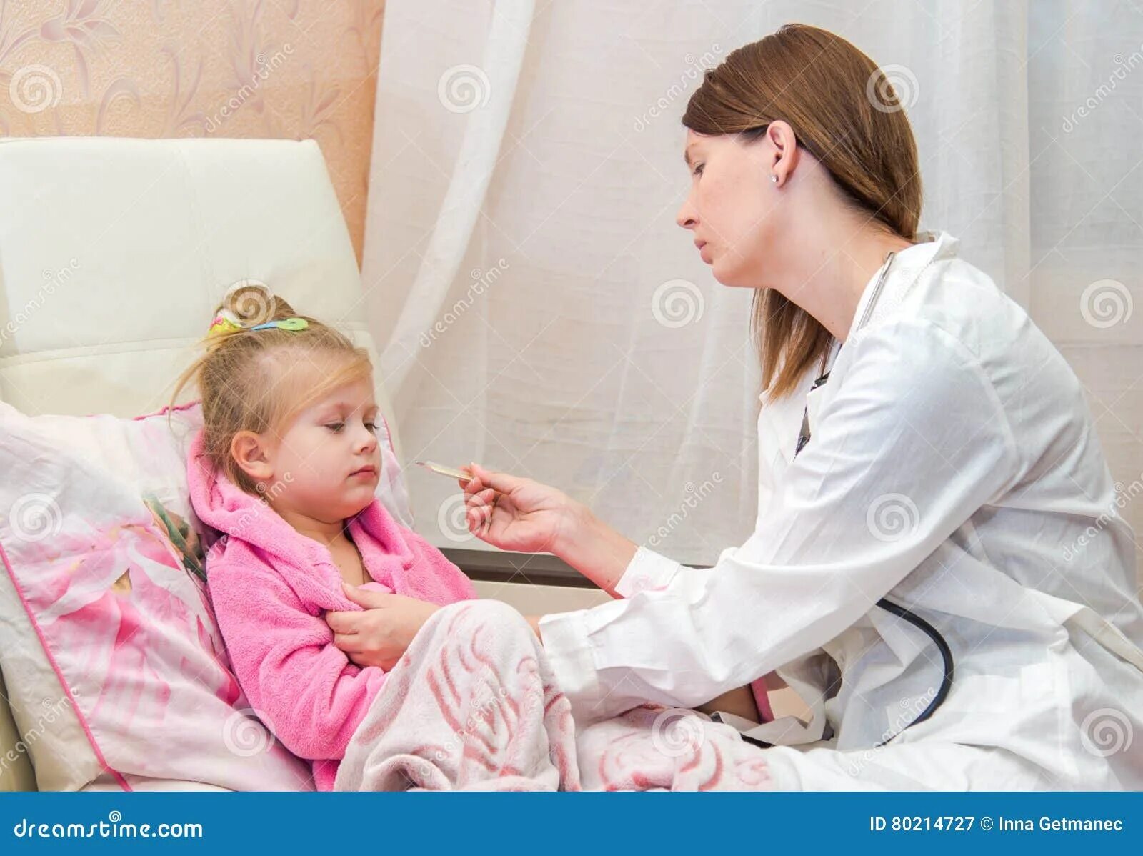 Врач температура. Врач измеряет температуру. Медсестра измеряет температуру. Медсестра измеряет температуру ребенку. Доктор измеряет температуру ребенку.