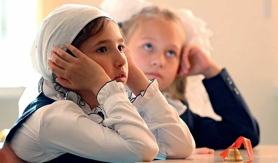 Образование носит светский характер. Мусульманские дети в школе. Дети в хиджабе в школе. Хиджабы в Российской школе. Хиджаб в школах Казахстана.