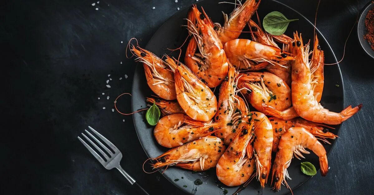 Как пожарить варено мороженные креветки. Креветки жареные. Пиво с креветками. Жареные креветки к пиву. Креветки на тарелке.