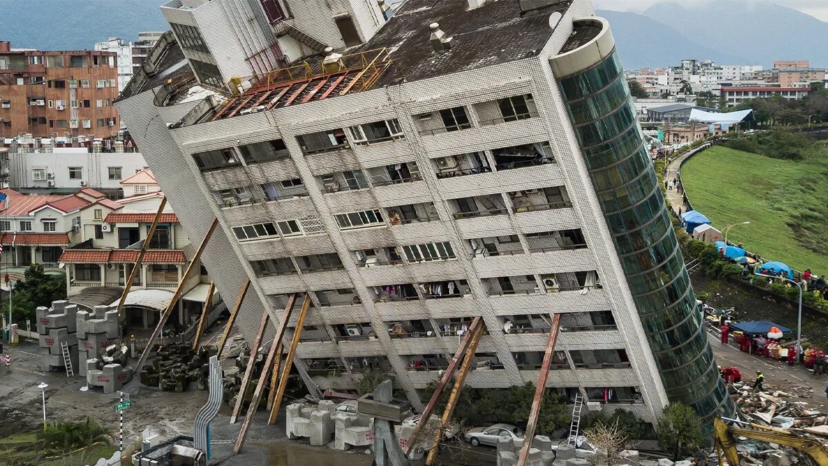 Землетрясение в Турции 2023. Землетрясений. Поврежденное здание.