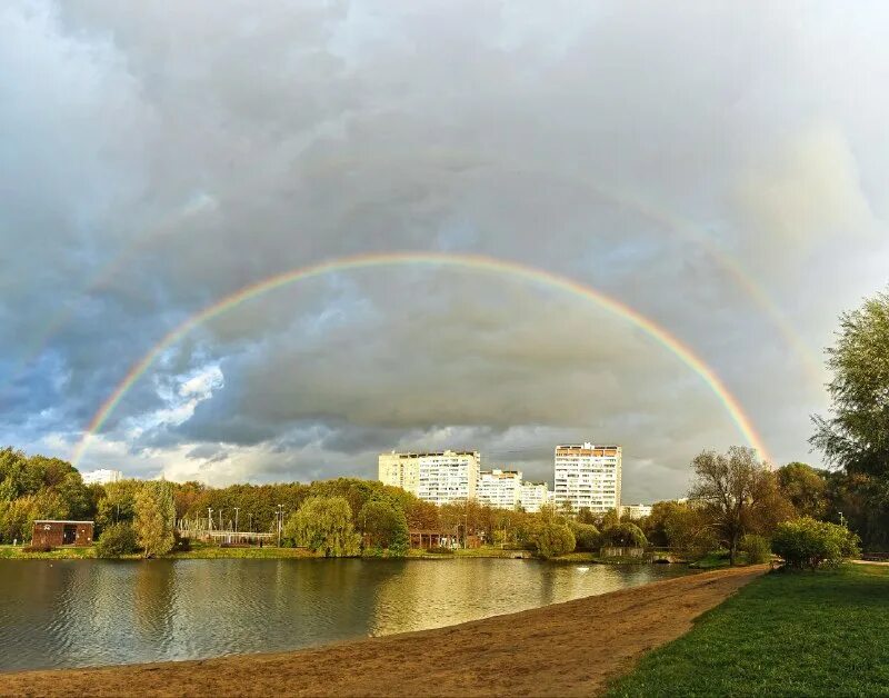 Там радуга. Радуга. Пруд радуга вешняки. Там радуга. Начало радуги.