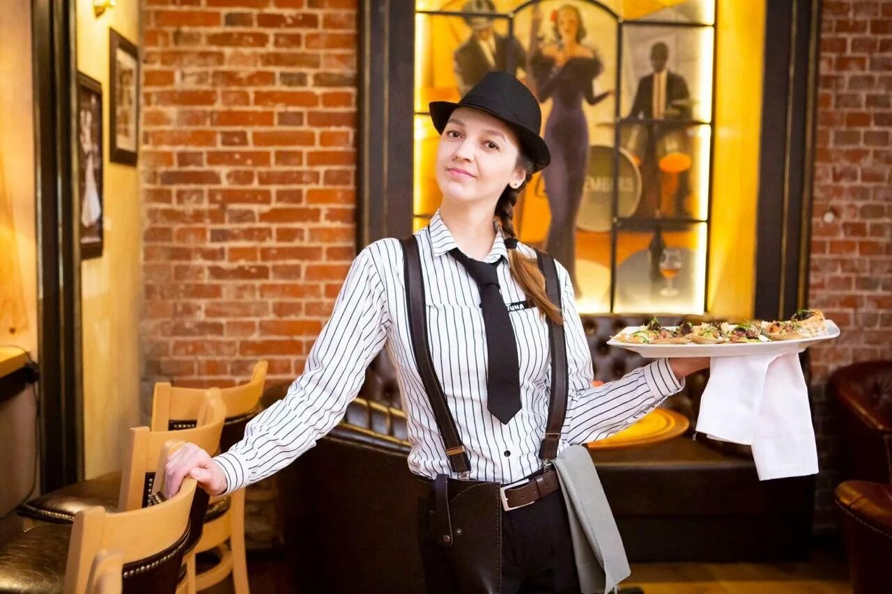 Джейн Сейдл официантка. Форма для официантов ресторана. Одежда для персонала ресторана. Форма для официантов паба.