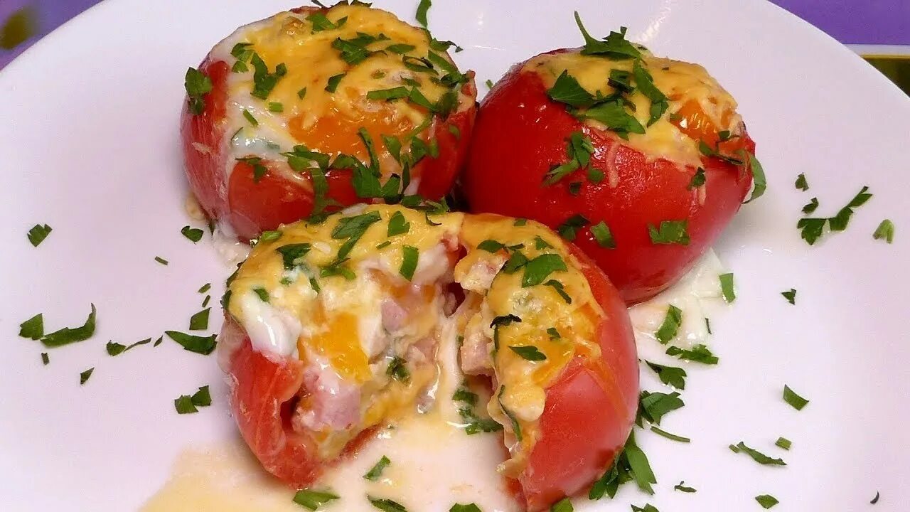 Ветчина яйца помидоры. Яйца с помидорами, фаршированными ветчиной и грибами. Помидоры фаршированные яйцом. Запеченные помидоры с яйцом. Помидоры фаршированные сыром и яйцом в духовке.