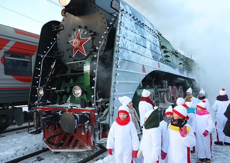 Ржд устюг дед мороз. Великий устюг паровоз 2025. поезд деда мороза 2025 вологда. паровоз деда мороза великий устюг. поезд деда мороза 2025 паровоз.