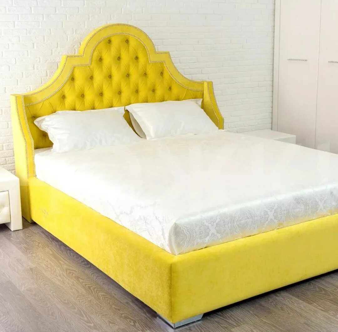 Pourquoi choisir du jaune pour mes murs  Chambre parentale design, Tête de lit