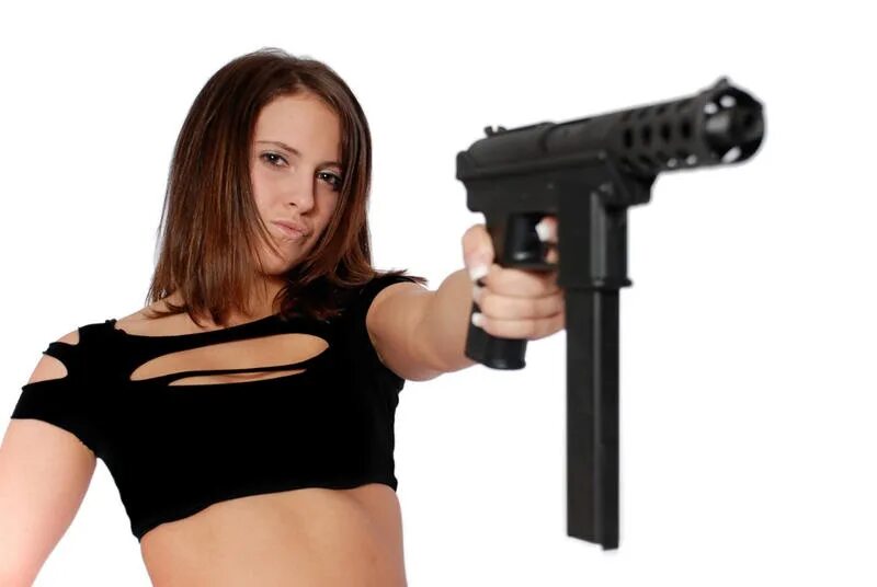 Тряска оружия. Женская рука с пистолетом.
