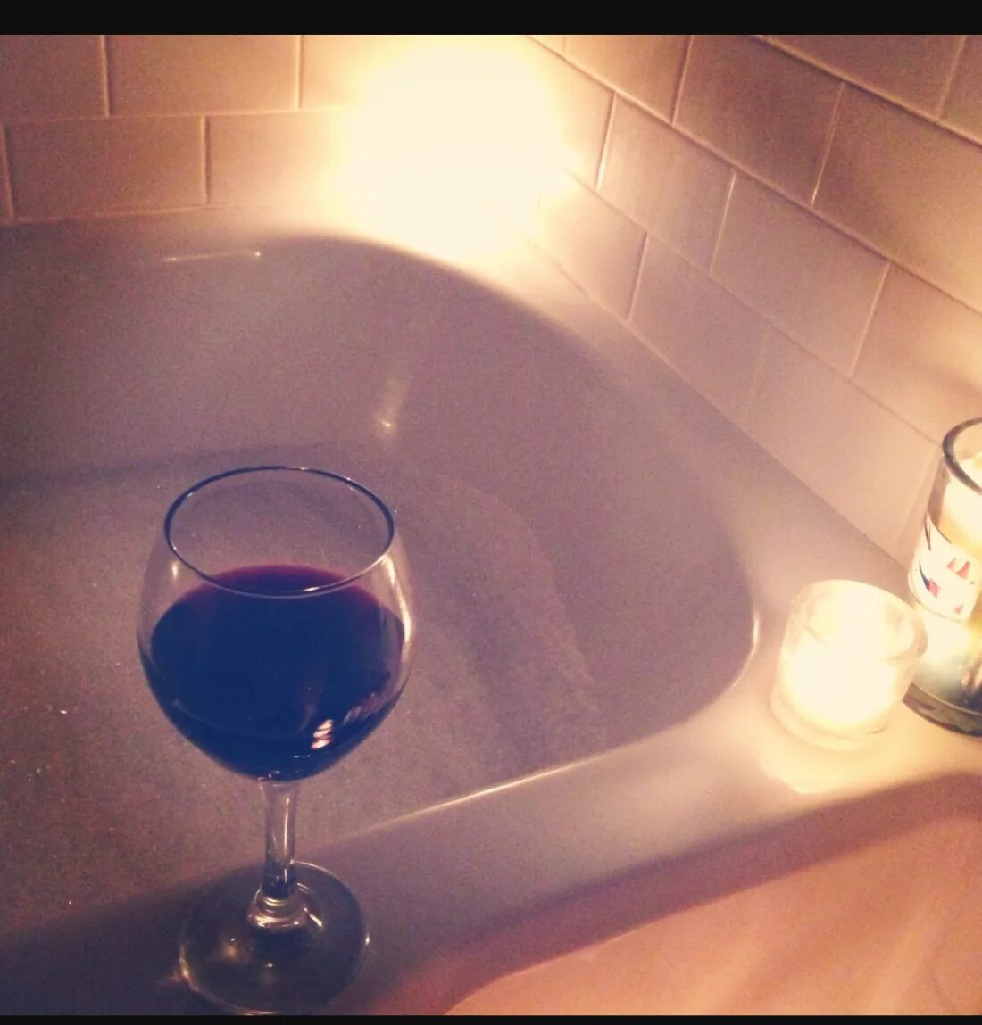 Ванна бокал вина. Вино в ванной. Бокал вина в ванной. Ванная с бокалом. В ванной с бокалом.