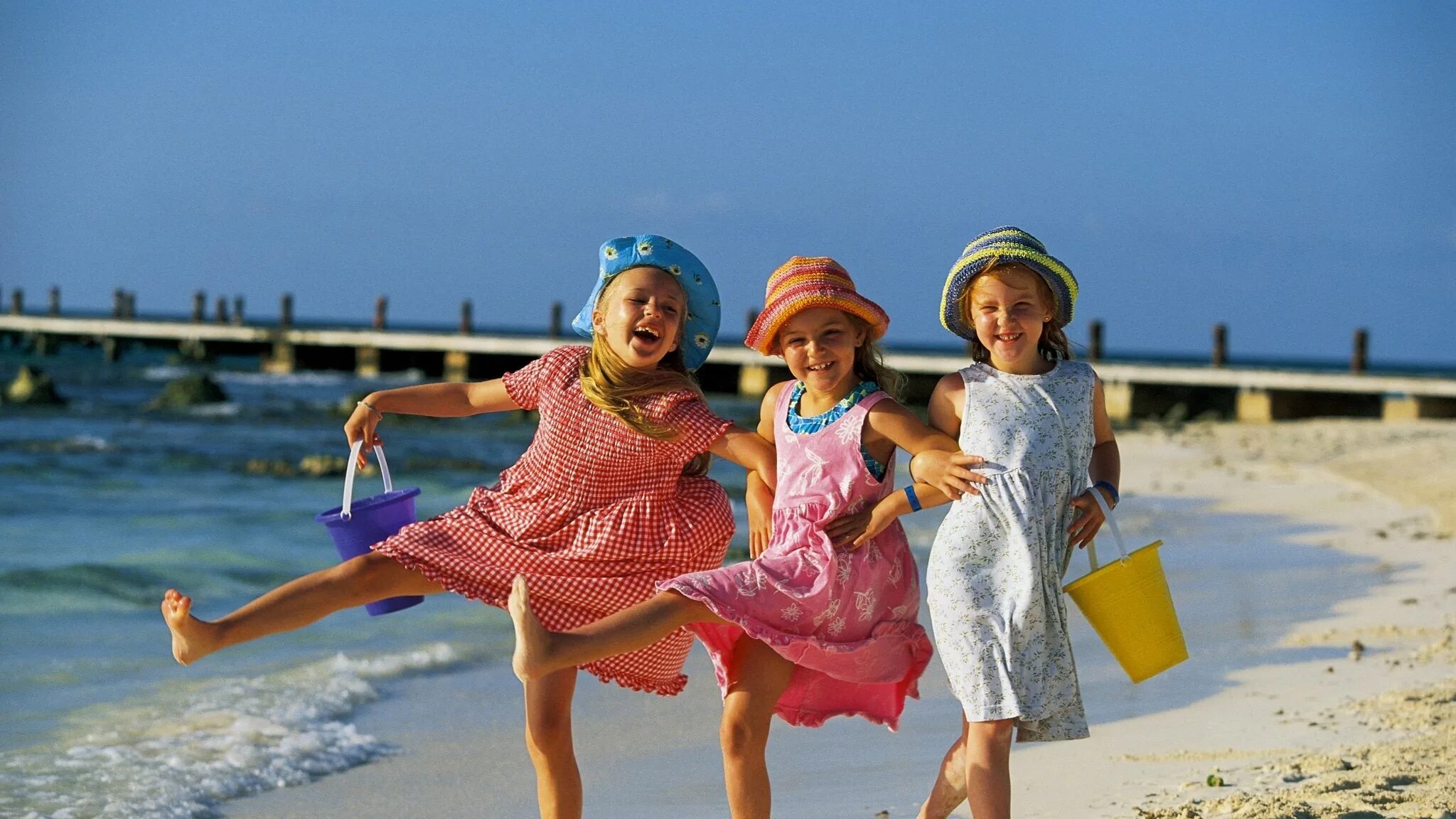 Дети на море. Летние каникулы дети. Лето дети море. Лето пляж дети. Продляем лето