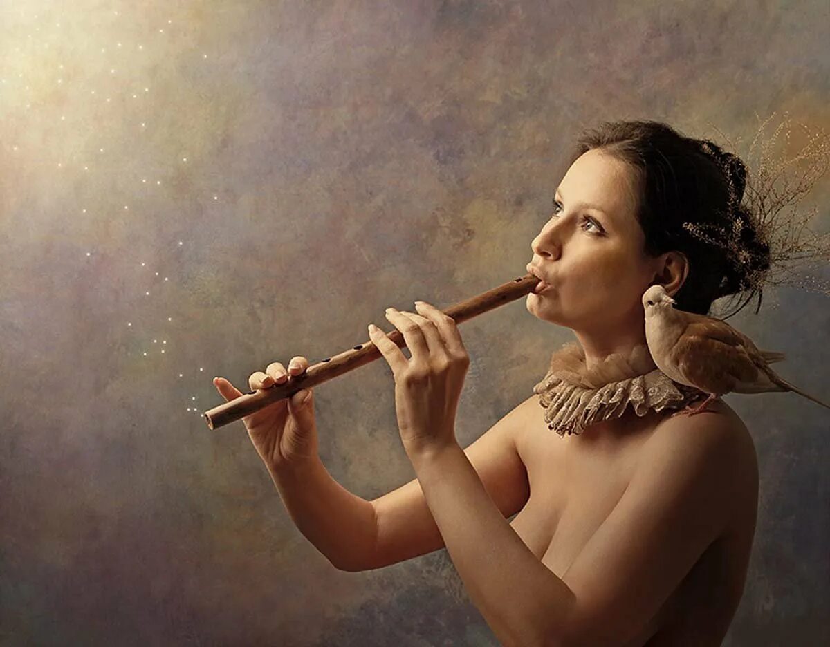 Играющий на флейте. Дудук саксофон и флейта. Девушка с флейтой. Девочка с дудочкой. Фотосессия с флейтой.