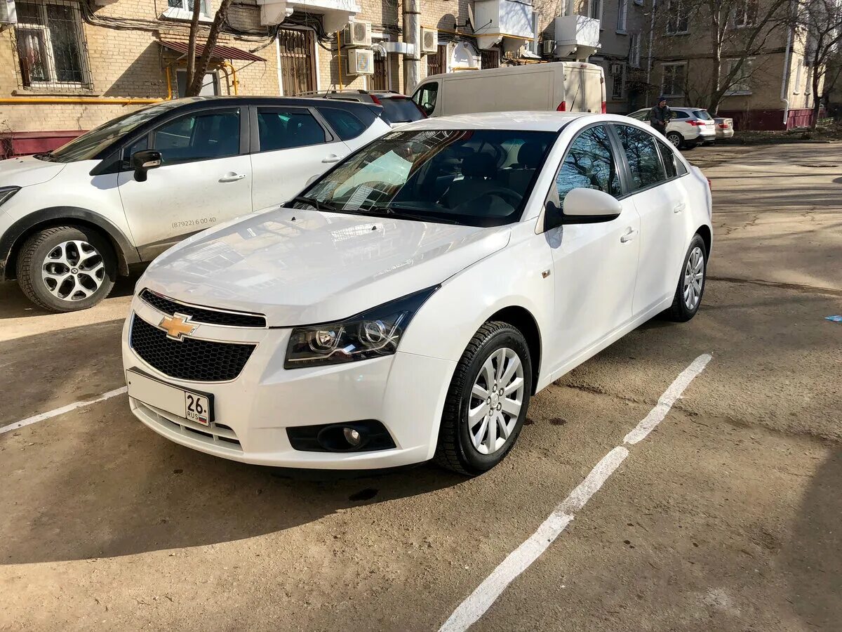 Шевроле круз 2010 купить. Chevrolet Cruze 2010 белый. Chevrolet Cruze 2010 1.6 белый. Круз 2010 года. Белая Шевроле 2010 года.