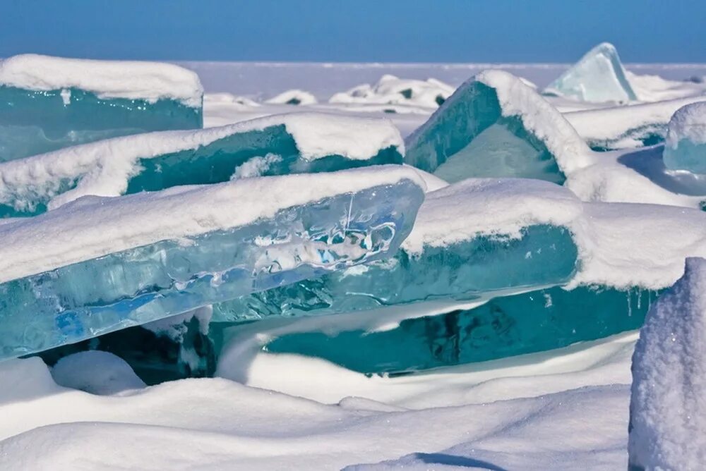 Ледяные Торосы на Байкале. Лед Байкала Торосы. Бирюзовый лёд озера Байкал. Бирюзовый лед Байкала. Кусочки льда на реке