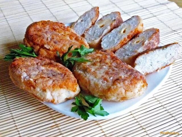 Котлета из куриного филе калорийность. Биточки из куриного филе с сыром. горячая штучка котлетки из филе курочки. котлеты из куриного филе рубленные ольга матвей. биточки из куриного филе рецепт с фото.