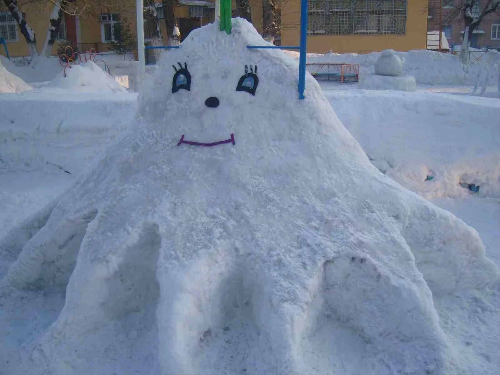 постройки из снега. снежные скульптуры в детском саду. фигуры из снега на участке детского сада. зимние постройки на участке детского сада. фигуры из снега на участке детского сада.