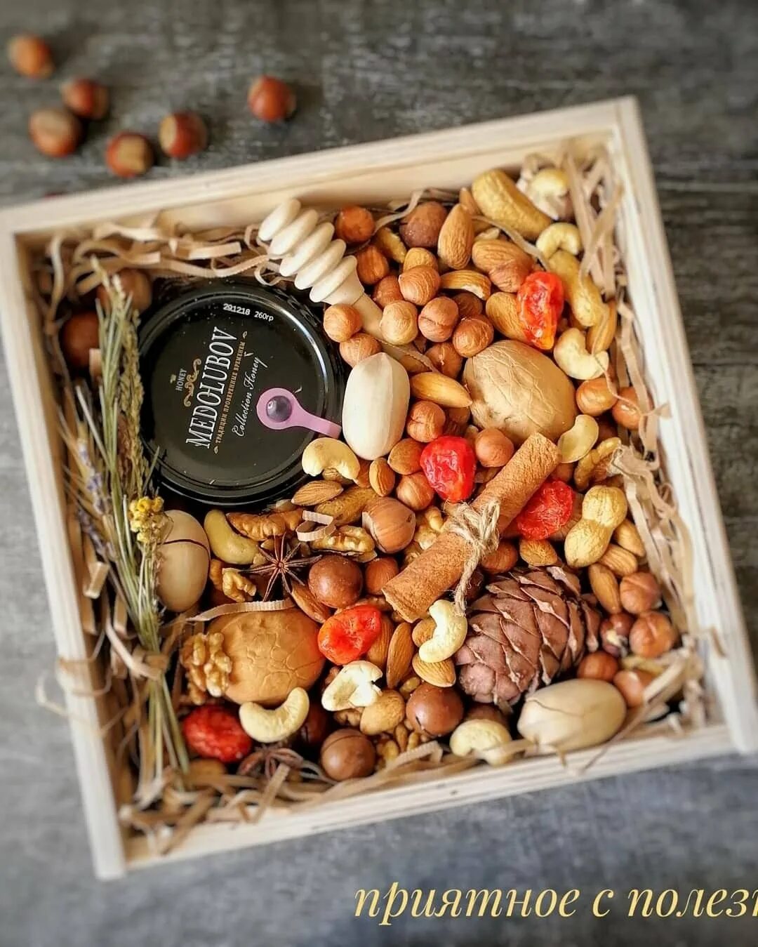 Сухофрукты наборы в подарок. Коробочки с сухофруктами. Коробочки с сухофруктами. Набор из сухофруктов. Подарок из фруктов и орехов.