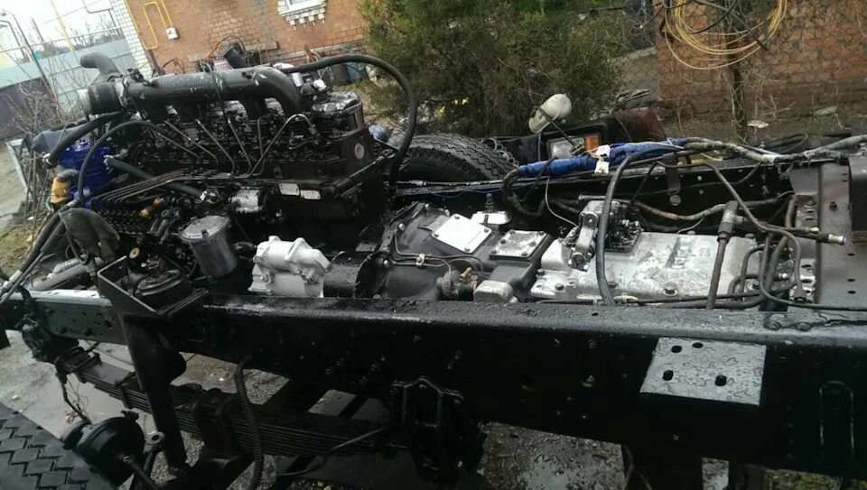 Крепление коробки передач камаз. Коробка на камаз ямз 238. Установка кпп камаз. Установка кпп камаз. Кпп зф 16 на маз.