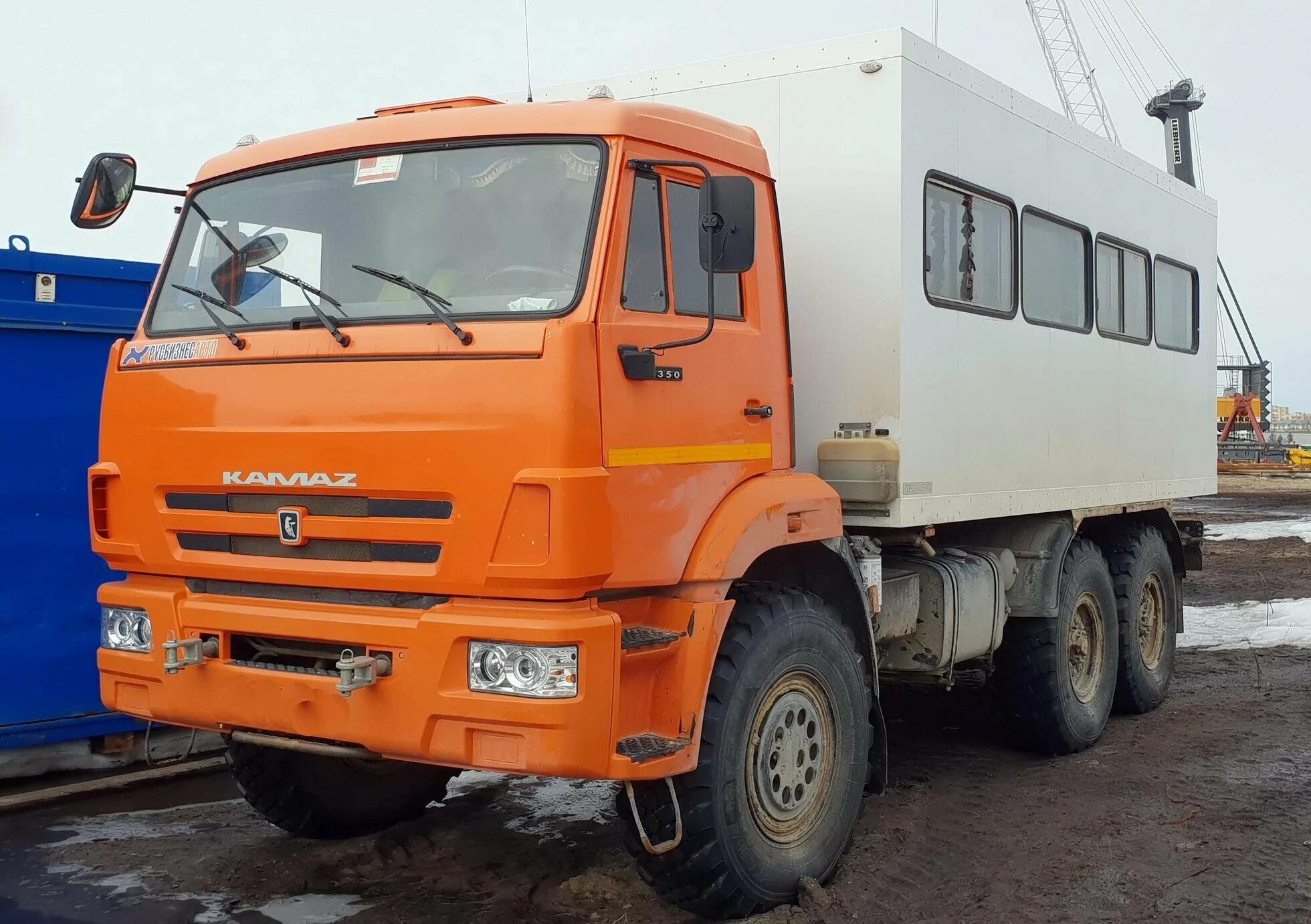 Камаз 43118 вахтовка ржд. Камаз вахтовка нефаз. Камаз 43118 вахтовый. Вахтовый автобус на шасси камаз-43118. Камаз 43118 вахтовка нефаз.
