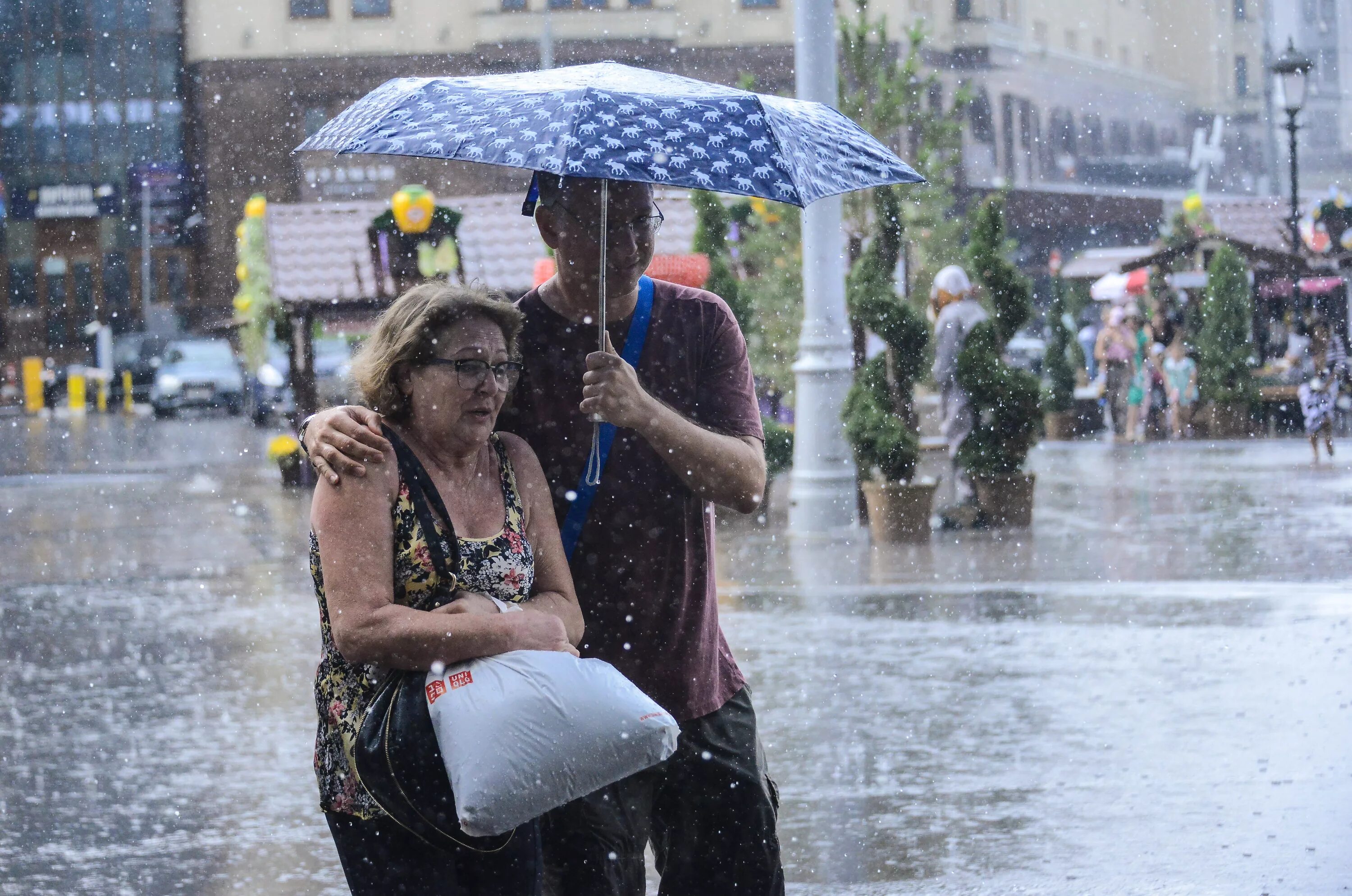 Ливень человек. Человек дождя. Много дождя. Москва дождь люди. Сильный дождь сегодня