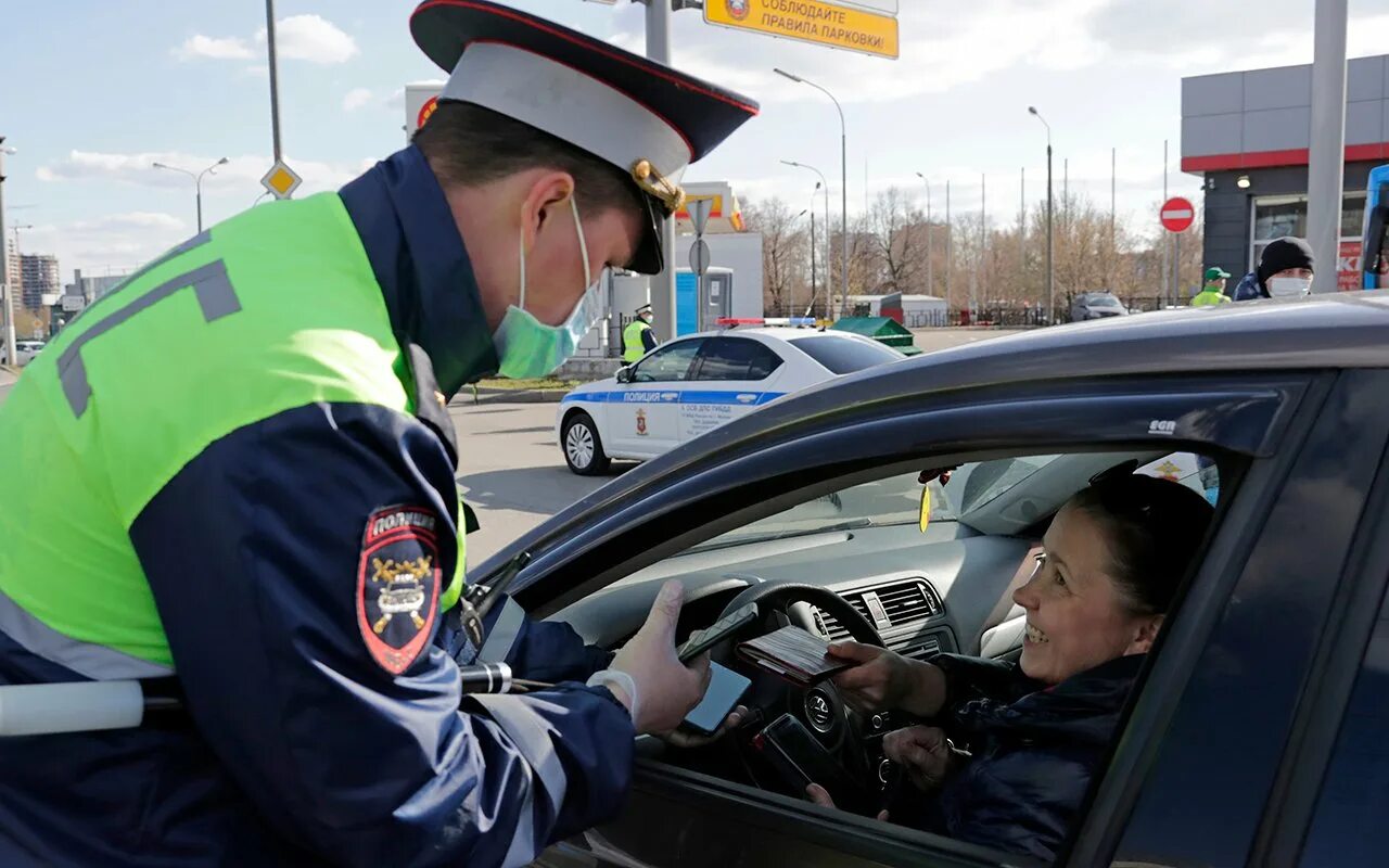 Предъявляемые гаишнику. Сотрудник ГИБДД. Инспектор ДПС. Гаишник останавливает машину. Сотрудник ГАИ.