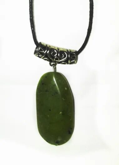подвески из нефрита. кулон смеющийся будда нефрит. нефритовый кулон. украшения из нефрита. нефритовая подвеска для мужчин.