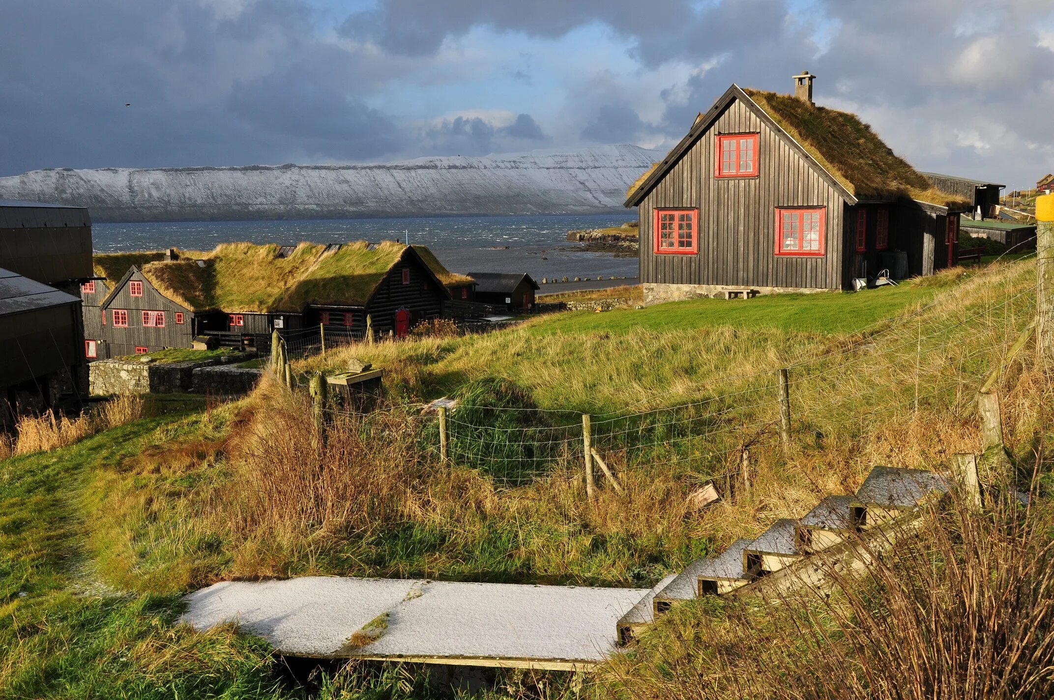 Самый большой остров в дании. Фарерские острова Исландия-Норвегия. Kirkjubøargarður Фарерские острова. Норвегия острова Фарерские острова. Исландия Фарерские острова 2k.