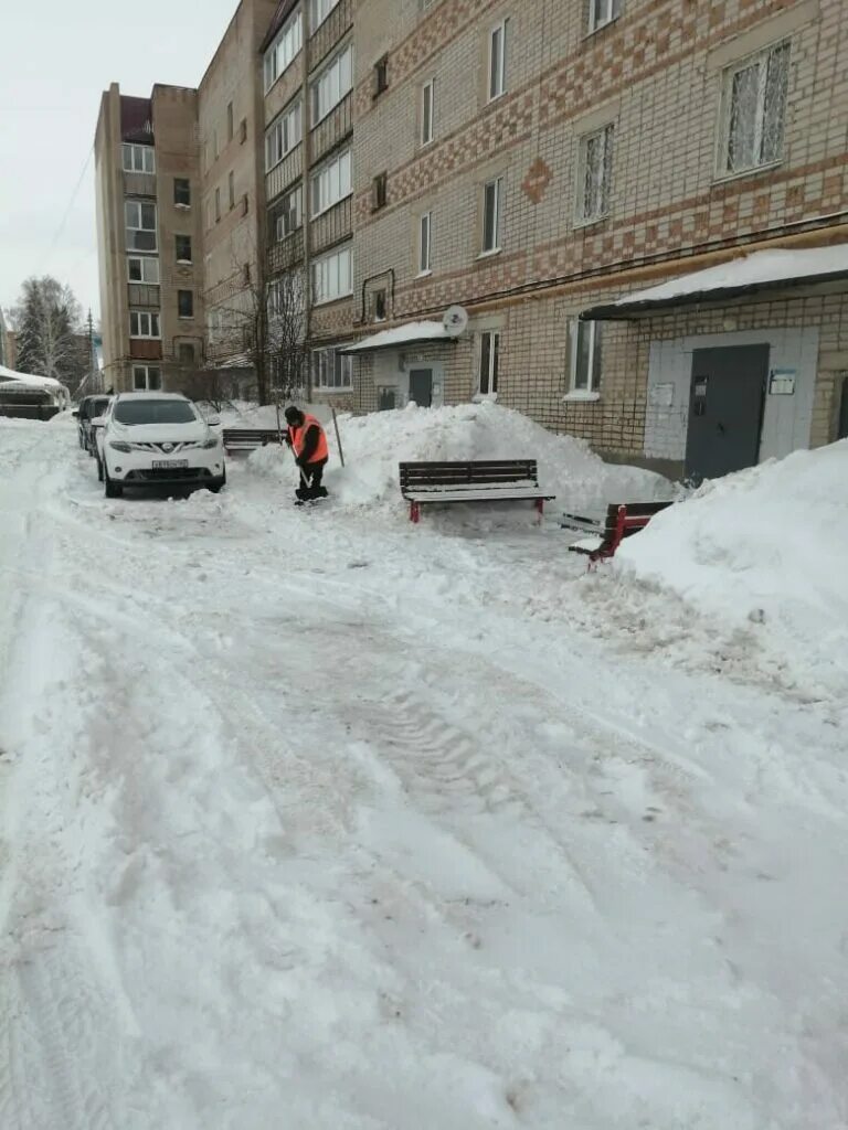 Снег во дворе мкд. Очищенный от снега двор. Уборка снега во дворе многоквартирного дома. Очистка дворов от снега. Уборка снега вручную.
