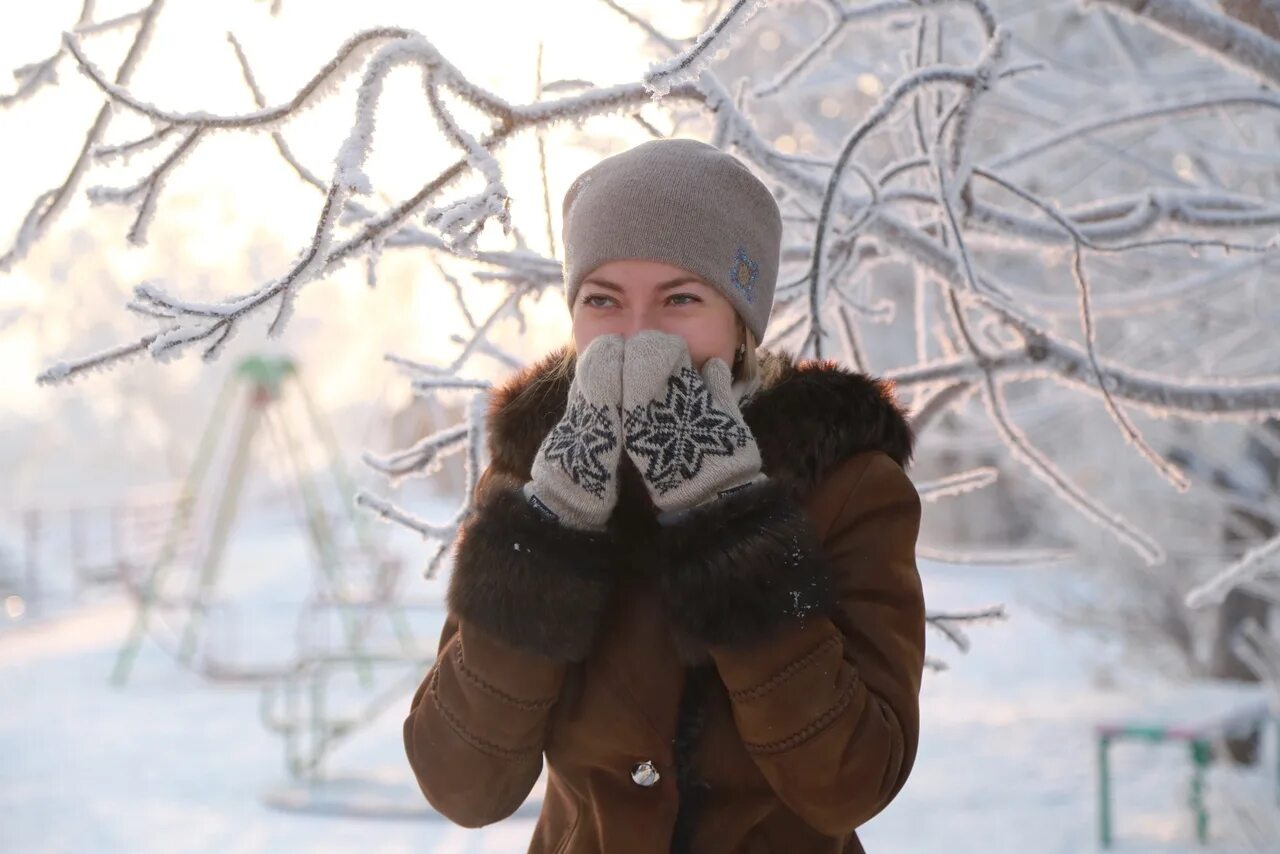 Russia winters are cold. Люди зимой. Холодно зимой. Зима холодно. Мороз.